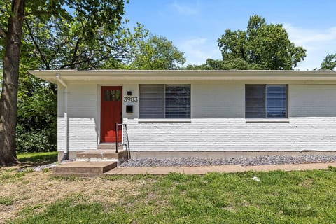 Spacious Modern 2BR | King bed | Close to Airport
