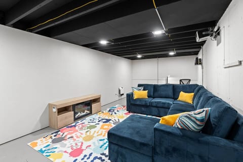 Spacious Modern 2BR | King bed | Close to Airport