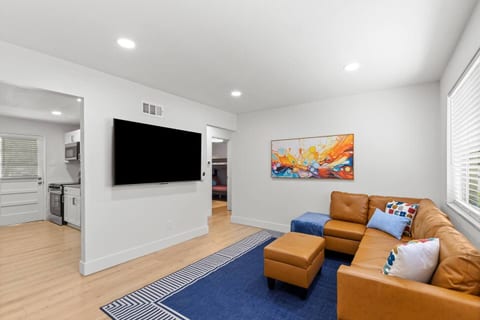 Spacious Modern 2BR | King bed | Close to Airport