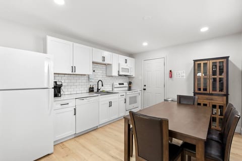 Kitchen with all major appliances