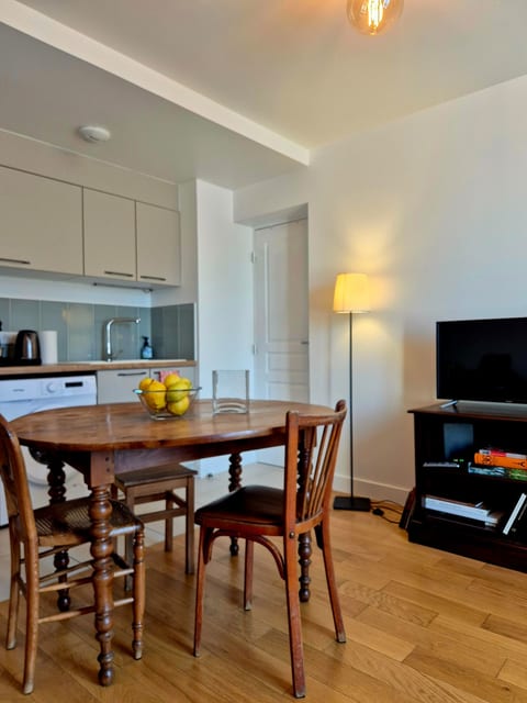 Bright 40 m² apartment in Paris image 4