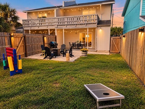 The Yellow Retreat B | Beach Walk + Private Yard