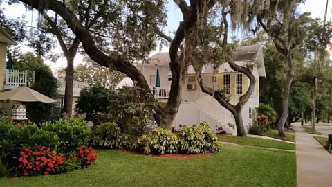 110 Bath Street. Cozy Carriage house