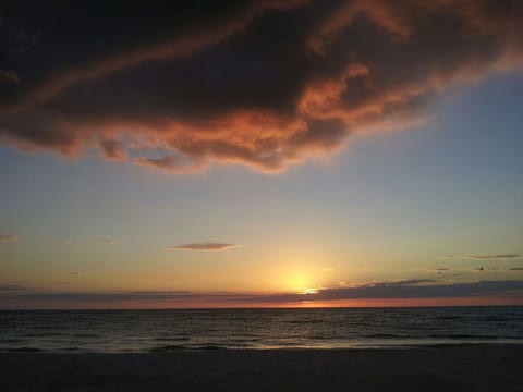 CLOSE TO THE BEACH. BEAUTIFUL SUNSETS.