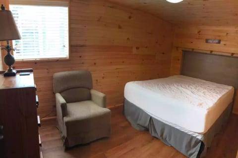Buck Hill Tiny Home Cabin #4 Mountain & Pond Views