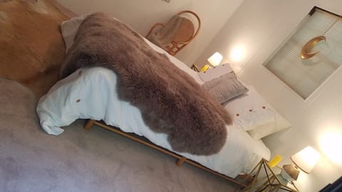 The Moon bedroom. Private sliding glass door out the back of the house to secluded deck and sitting area. Vaulted ceilings with sky lights. Cozy down comforter, down and memory foam pillows, 700+ thread count pima cotton sheets.