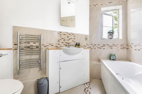 Entire 1 bed flat with garden in Peckham image 5