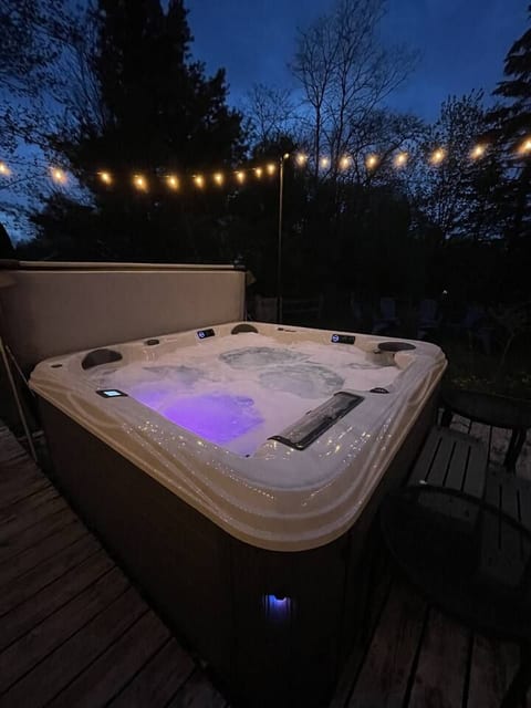 When the kids are finally down… this is your moment. A glass of wine, warm jets, and pure quiet under the lights.
Our hot tub is easy to operate and offers a great view of the dark star-filled sky