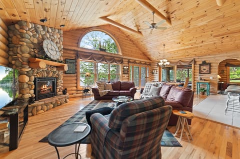 Lakehouse w/ HotTub • Gameroom • Fire Pit • Kayaks