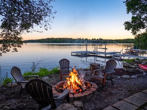 Lakehouse w/ HotTub • Gameroom • Fire Pit • Kayaks