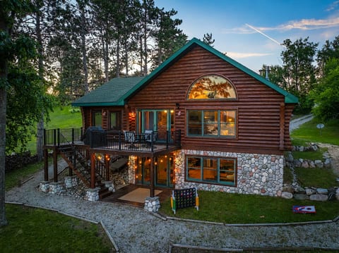 Lakehouse w/ HotTub • Gameroom • Fire Pit • Kayaks