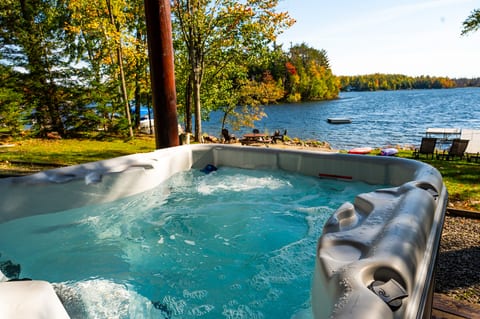 Lakehouse w/ HotTub • Gameroom • Fire Pit • Kayaks