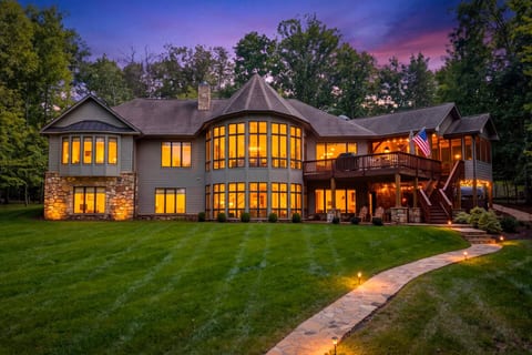 Lago Reposado | Luxury Lakefront Home • Sleeps 16
