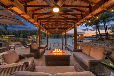Lago Reposado | Luxury Lakefront Home • Sleeps 16