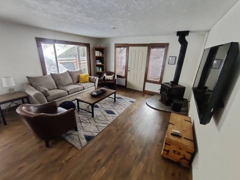 Walk to the Lake! 4 beds, 3 bedrooms, fenced yard image 2