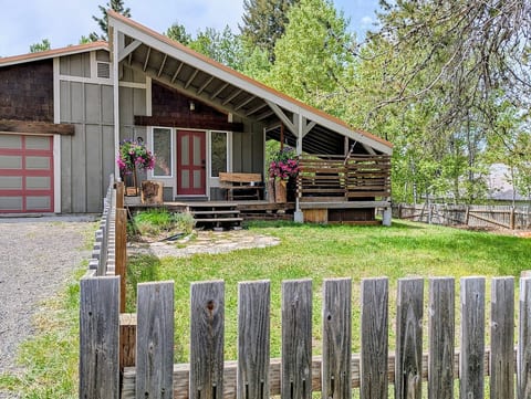 Walk to the Lake! 4 beds, 3 bedrooms, fenced yard image 3