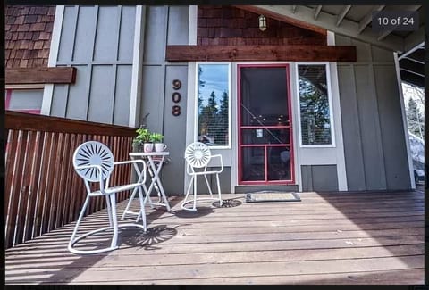 Walk to the Lake! 4 beds, 3 bedrooms, fenced yard image 5