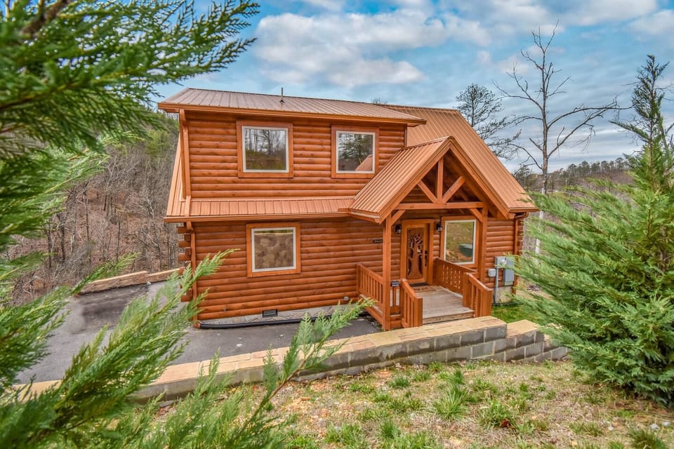 Copper Top Cabin - Privacy from road traffic due to the beautiful trees that have grown up in front of the cabin