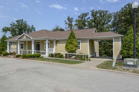 Accessible 4BR/4BA Golf Villa with Resort Pool