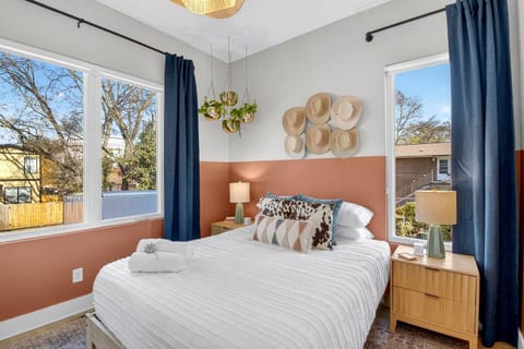 Queen Bedroom | 1st Floor | En-Suite Bathroom
Step-free access on ground floor with en-suite bathroom. Enjoy a serene escape with abundant sunlight, layered textures, and curated décor that feels both cozy and elevated.