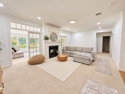 Shirley Mansion - 3BR/2.5BA One-Level Family Home