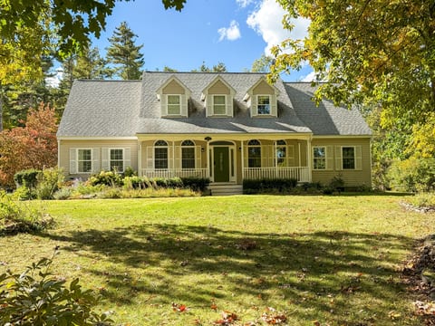 Shirley Mansion - 3BR/2.5BA One-Level Family Home