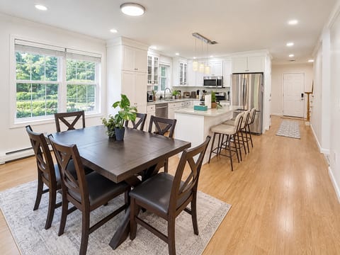 Shirley Mansion - 3BR/2.5BA One-Level Family Home