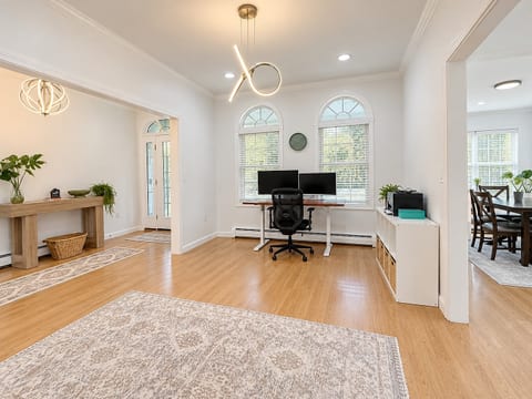 Shirley Mansion - 3BR/2.5BA One-Level Family Home