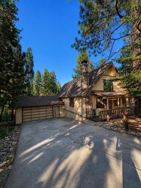 Front View (Driveway)