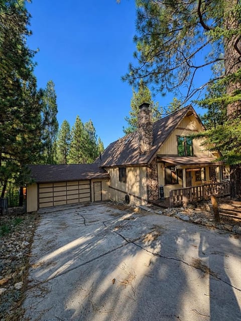 Front View (Driveway)