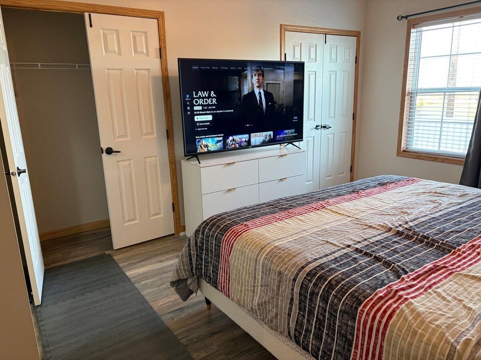 Spacious King Suite (downstairs) image 1