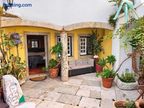 Small Cozy Bedroom in 17-century Villa with Snooker, BBQ and Music Room in Sintra Historic Center