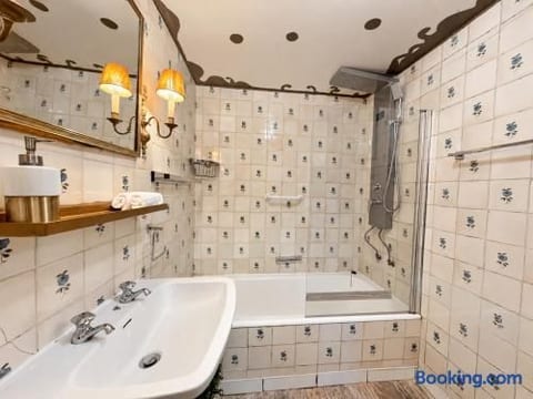 Small Cozy Bedroom in 17-century Villa with Snooker, BBQ and Music Room in Sintra Historic Center