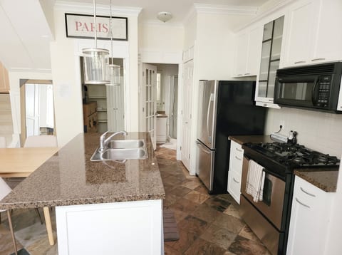 Family-Friendly Executive 2-Bedroom Townhouse | Downtown Van