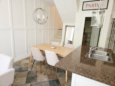 Family-Friendly Executive 2-Bedroom Townhouse | Downtown Van