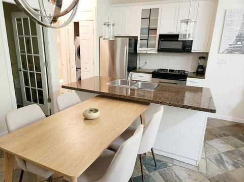Family-Friendly Executive 2-Bedroom Townhouse | Downtown Van