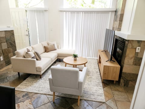 Family-Friendly Executive 2-Bedroom Townhouse | Downtown Van