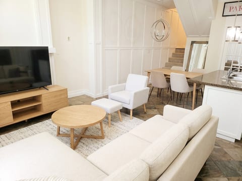 Family-Friendly Executive 2-Bedroom Townhouse | Downtown Van