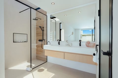 Bathroom 2: Four stylish full bathrooms and one half bathroom provide convenience for large groups. Each is stocked with fresh towels and essential toiletries.