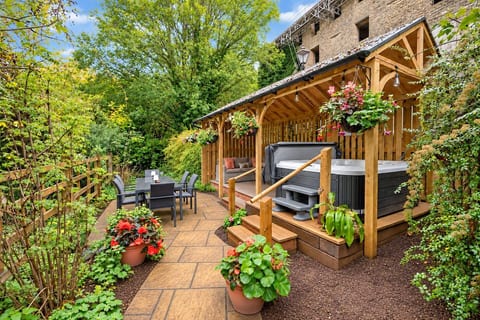 Sheltered Hot Tub & Outdoor Dining Terrace