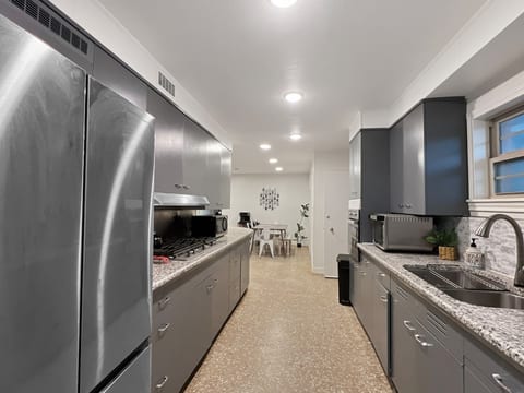 Midcentury Retreat | 4bdr • 6 Beds • Gym + Yard