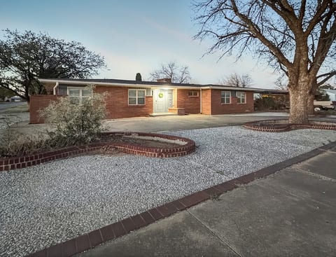 Midcentury Retreat | 4bdr • 6 Beds • Gym + Yard