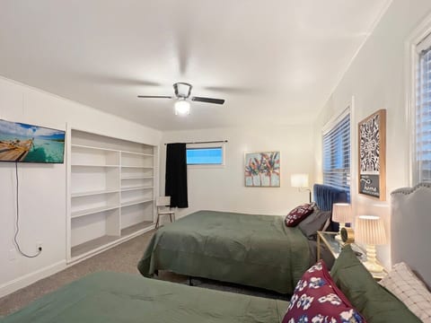 Midcentury Retreat | 4bdr • 6 Beds • Gym + Yard