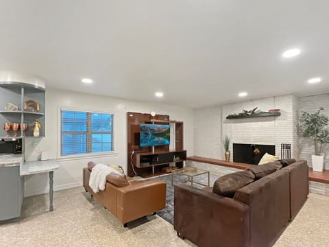 Midcentury Retreat | 4bdr • 6 Beds • Gym + Yard