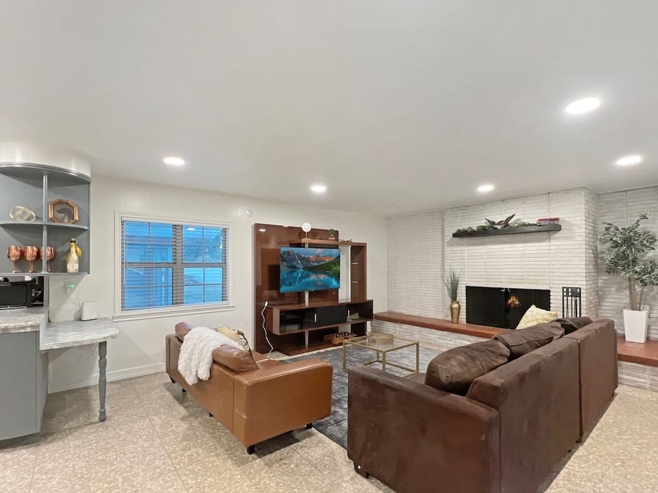 Midcentury Retreat | 4bdr • 6 Beds • Gym + Yard image 1