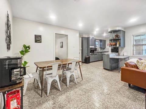Midcentury Retreat | 4bdr • 6 Beds • Gym + Yard