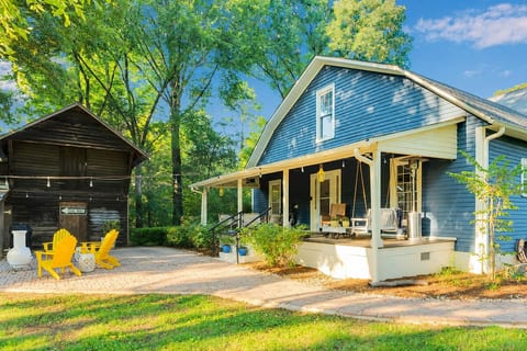 Eclectic 1906 Farmhouse: 2 Acres, Hammocks & Charm image 2