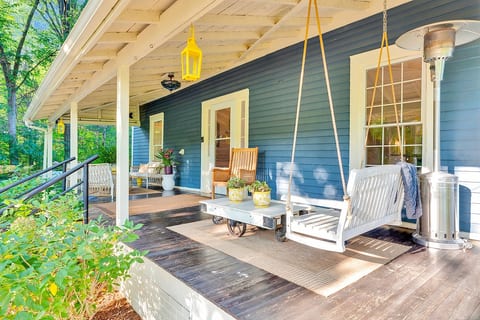 Eclectic 1906 Farmhouse: 2 Acres, Hammocks & Charm image 3