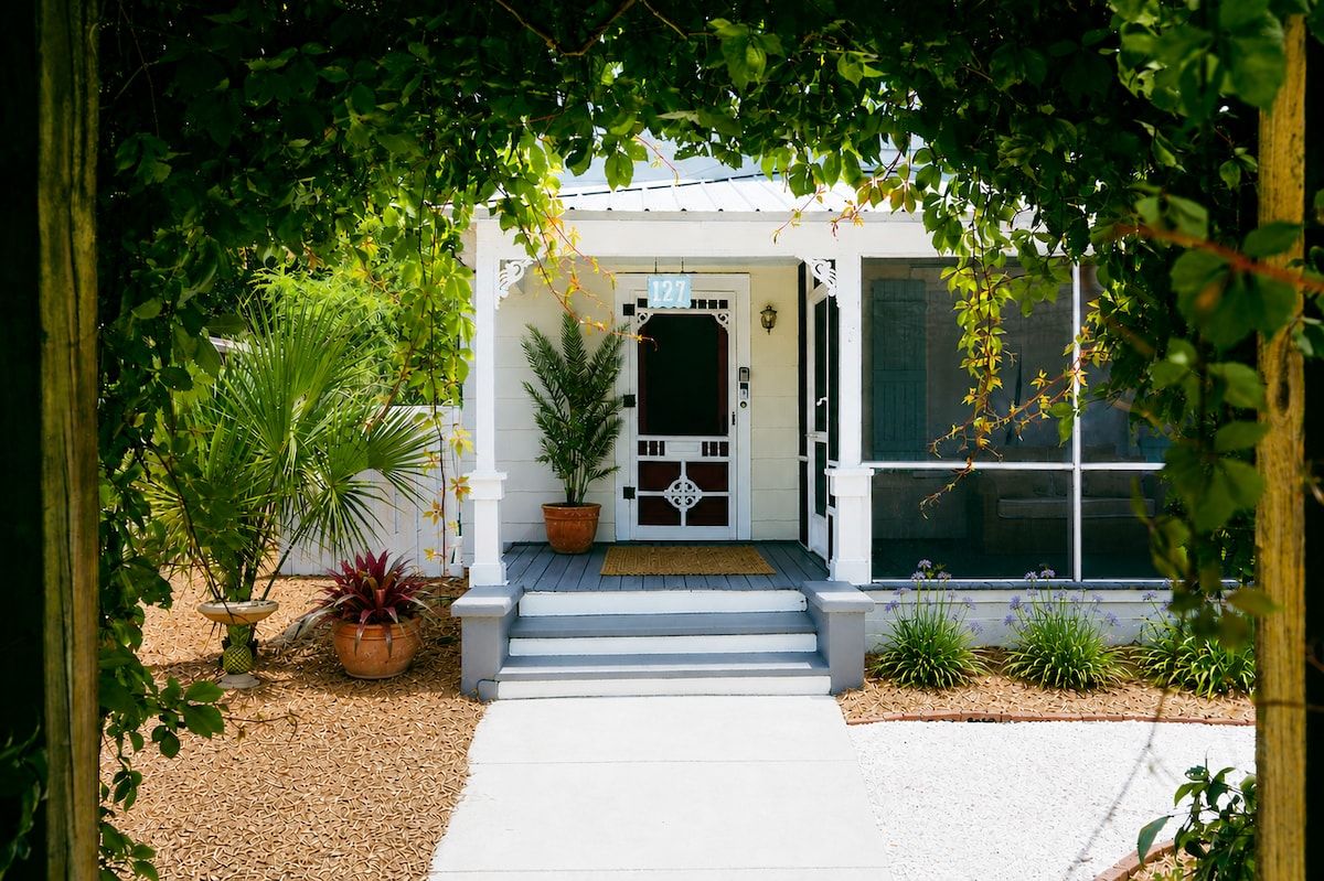 Stylish Historic Retreat|Walk to Downtown|Parking
