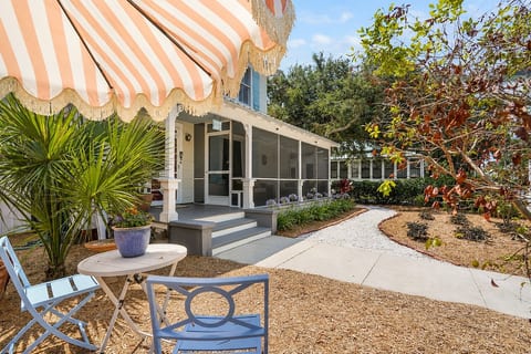 Stylish Historic Retreat|Walk to Downtown|Parking image 2